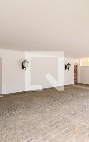 Casa à venda com 463m², 4 quartos e 6 vagas Casa à venda com 463m², 4 quartos e 6 vagasGaragem