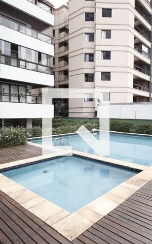 Apartamento à venda com 175m², 4 quartos e 3 vagas Apartamento à venda com 175m², 4 quartos e 3 vagasÁrea Comum - Piscina