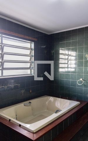 Casa à venda com 225m², 3 quartos e 3 vagas Casa à venda com 225m², 3 quartos e 3 vagasBanheiro