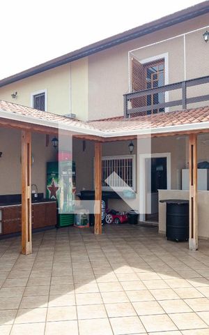 Casa à venda com 188m², 3 quartos e 4 vagas Casa à venda com 188m², 3 quartos e 4 vagasQuintal