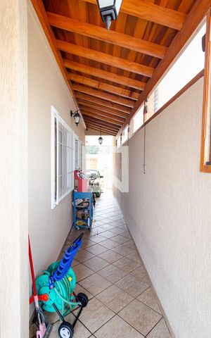 Casa à venda com 188m², 3 quartos e 4 vagas Casa à venda com 188m², 3 quartos e 4 vagasCorredor