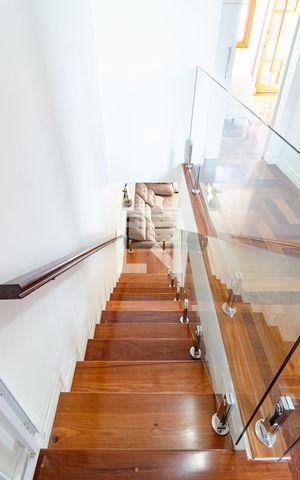 Casa à venda com 188m², 3 quartos e 4 vagas Casa à venda com 188m², 3 quartos e 4 vagasEscadas