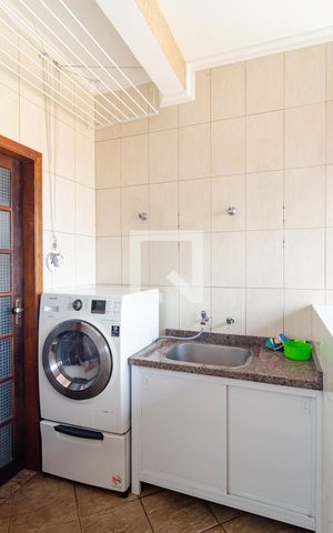 Casa à venda com 188m², 3 quartos e 4 vagas Casa à venda com 188m², 3 quartos e 4 vagasLavanderia
