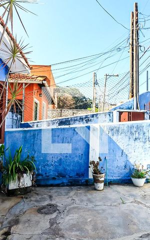 Casa à venda com 400m², 3 quartos e 5 vagas Casa à venda com 400m², 3 quartos e 5 vagasQuintal - Frente