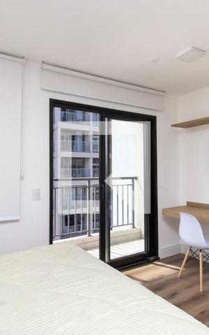 Studio à venda com 34m², 1 quarto e sem vaga Studio à venda com 34m², 1 quarto e sem vagaSala - mesa e cadeiras; TV