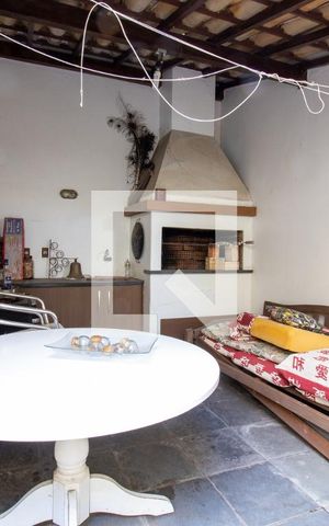 Casa à venda com 280m², 4 quartos e 4 vagas Casa à venda com 280m², 4 quartos e 4 vagasÁrea Externa