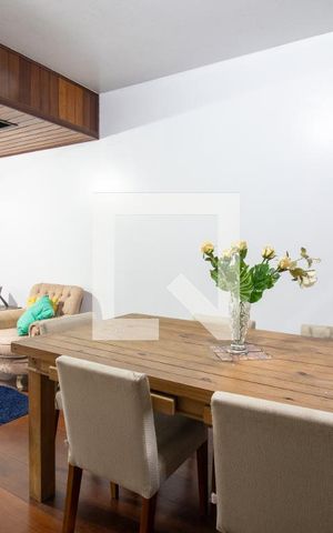 Casa à venda com 280m², 4 quartos e 4 vagas Casa à venda com 280m², 4 quartos e 4 vagasSala