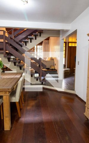 Casa à venda com 280m², 4 quartos e 4 vagas Casa à venda com 280m², 4 quartos e 4 vagasSala