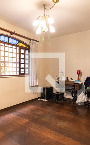 Casa à venda com 165m², 3 quartos e 2 vagas Casa à venda com 165m², 3 quartos e 2 vagasSala