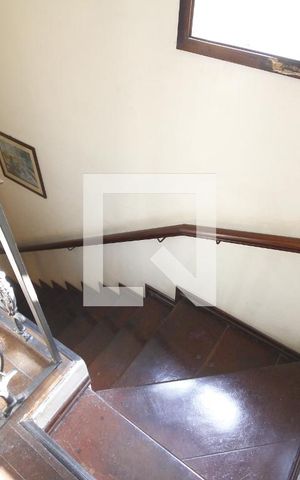 Casa à venda com 300m², 3 quartos e 4 vagasEscada