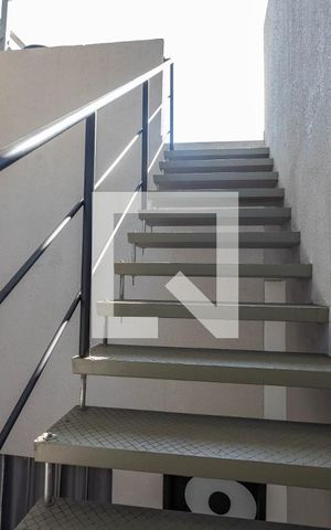 Studio para alugar com 30m², 1 quarto e sem vaga Studio para alugar com 30m², 1 quarto e sem vagaEscada do prédio