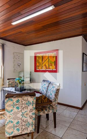 Casa à venda com 300m², 4 quartos e sem vaga Casa à venda com 300m², 4 quartos e sem vagaSala
