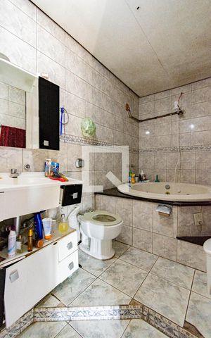 Casa à venda com 300m², 4 quartos e sem vaga Casa à venda com 300m², 4 quartos e sem vagaBanheiro