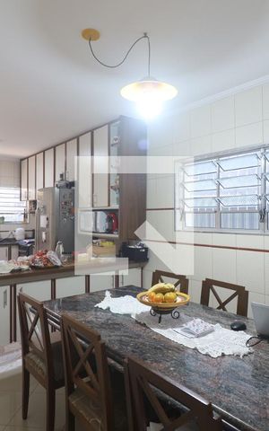 Casa à venda com 198m², 4 quartos e 2 vagasCozinha 