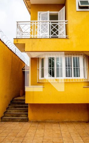 Casa à venda com 210m², 3 quartos e 4 vagas Casa à venda com 210m², 3 quartos e 4 vagasFrente