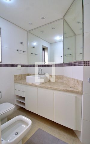 Apartamento à venda com 300m², 3 quartos e 3 vagas Apartamento à venda com 300m², 3 quartos e 3 vagasBanheiro da Suíte 1