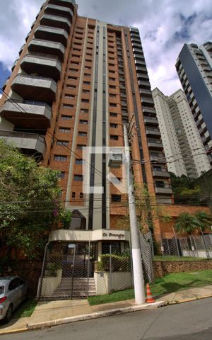 Apartamento à venda com 300m², 3 quartos e 3 vagas Apartamento à venda com 300m², 3 quartos e 3 vagasFachada e portaria