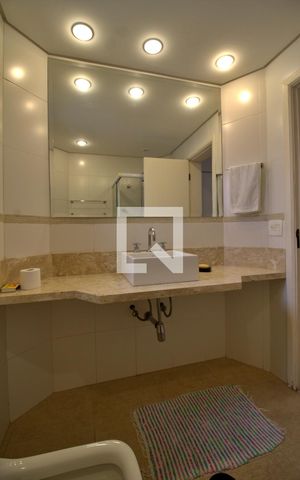 Apartamento à venda com 300m², 3 quartos e 3 vagas Apartamento à venda com 300m², 3 quartos e 3 vagasBanheiro da Suíte 2