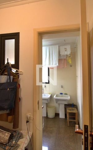Apartamento à venda com 300m², 3 quartos e 3 vagas Apartamento à venda com 300m², 3 quartos e 3 vagasQuarto de Serviço