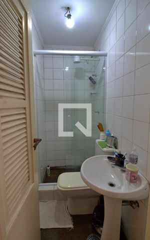Apartamento à venda com 300m², 3 quartos e 3 vagas Apartamento à venda com 300m², 3 quartos e 3 vagasBanheiro de Serviço
