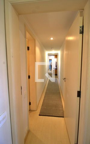 Apartamento à venda com 300m², 3 quartos e 3 vagas Apartamento à venda com 300m², 3 quartos e 3 vagasCorredor