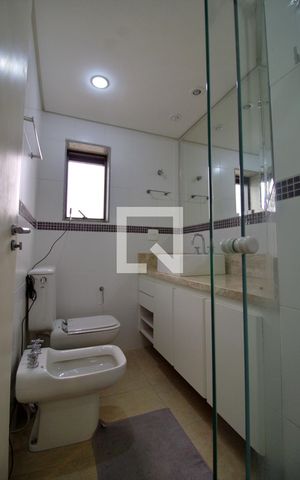 Apartamento à venda com 300m², 3 quartos e 3 vagas Apartamento à venda com 300m², 3 quartos e 3 vagasBanheiro da Suíte 1