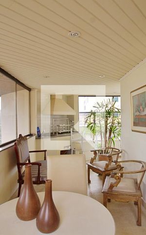 Apartamento à venda com 300m², 3 quartos e 3 vagas Apartamento à venda com 300m², 3 quartos e 3 vagasVaranda gourmet