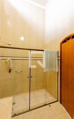 Casa à venda com 273m², 3 quartos e 3 vagas Casa à venda com 273m², 3 quartos e 3 vagasBanheiro da Suíte 1