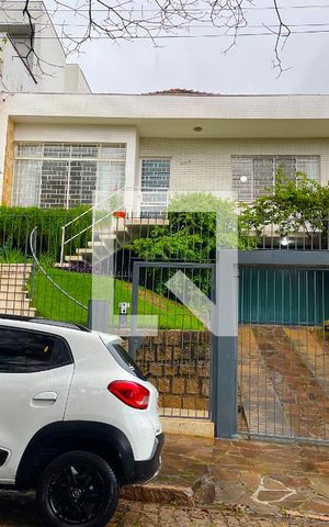 Casa à venda com 227m², 3 quartos e 2 vagas Casa à venda com 227m², 3 quartos e 2 vagasFachada