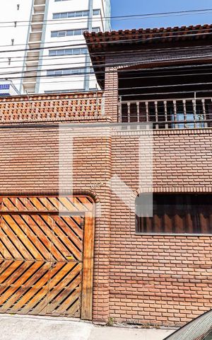 Casa para alugar com 240m², 4 quartos e 2 vagasFachada