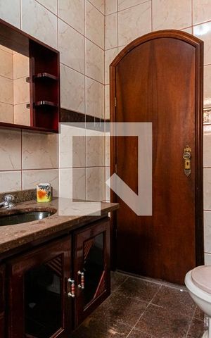 Casa para alugar com 240m², 4 quartos e 2 vagasBanheiro 2
