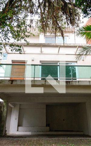Casa à venda com 230m², 3 quartos e 4 vagas Casa à venda com 230m², 3 quartos e 4 vagasFachada