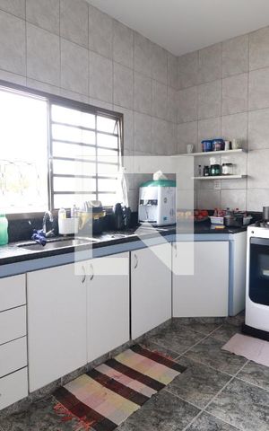 Casa para alugar com 200m², 4 quartos e 4 vagasCozinha