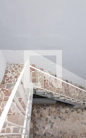 Casa para alugar com 220m², 4 quartos e 4 vagasEscada