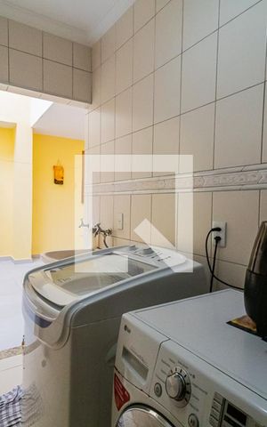 Casa à venda com 338m², 3 quartos e 2 vagas Casa à venda com 338m², 3 quartos e 2 vagasÁrea de Serviço