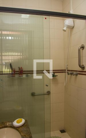 Casa de condomínio à venda com 375m², 4 quartos e 1 vagaBanheiro da Suíte 02