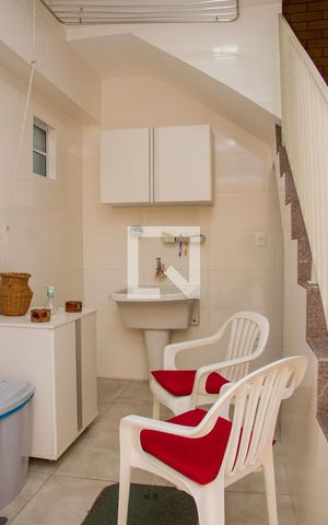 Casa de condomínio à venda com 375m², 4 quartos e 1 vagaÁrea de Serviço