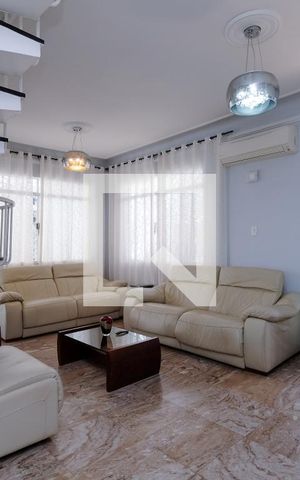 Casa à venda com 230m², 4 quartos e 6 vagas Casa à venda com 230m², 4 quartos e 6 vagasSala