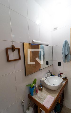 Casa de condomínio à venda com 270m², 3 quartos e 2 vagas Casa de condomínio à venda com 270m², 3 quartos e 2 vagasBanheiro 01