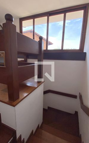 Casa de condomínio à venda com 700m², 5 quartos e 5 vagasEscada