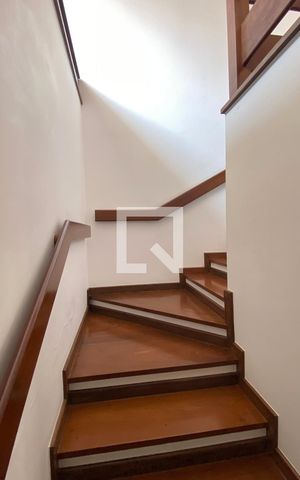 Casa de condomínio à venda com 700m², 5 quartos e 5 vagasEscada