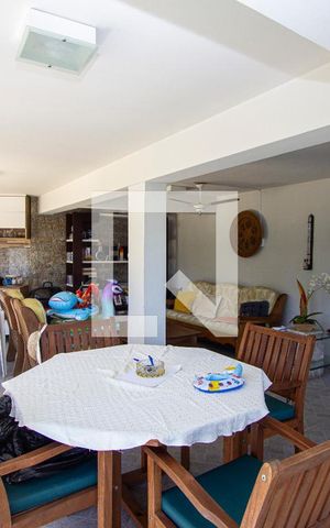 Casa de condomínio à venda com 1000m², 5 quartos e 3 vagasSala da piscina