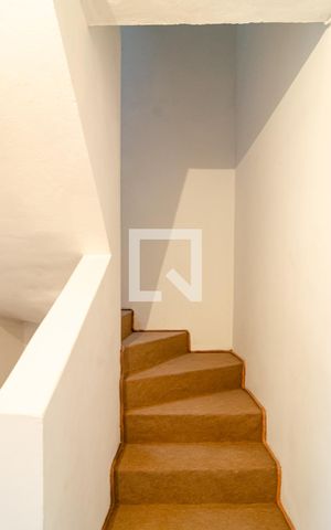 Casa à venda com 175m², 4 quartos e 2 vagas Casa à venda com 175m², 4 quartos e 2 vagasEscada