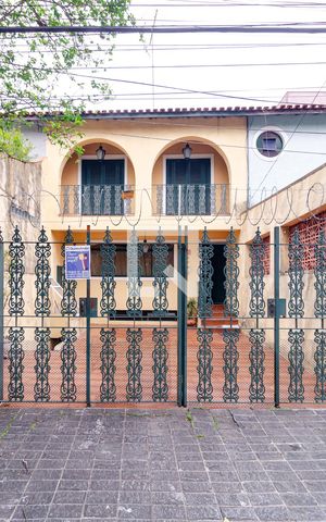 Casa à venda com 175m², 4 quartos e 2 vagas Casa à venda com 175m², 4 quartos e 2 vagasFachada