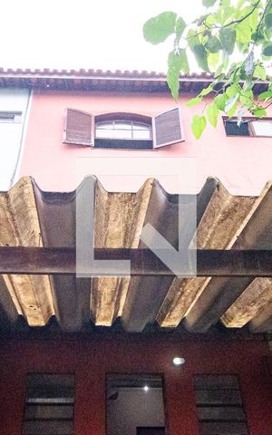 Casa à venda com 175m², 4 quartos e 2 vagas Casa à venda com 175m², 4 quartos e 2 vagasFundos
