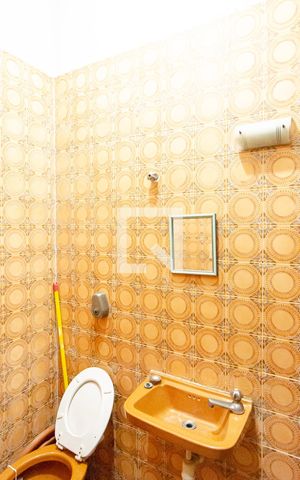 Casa à venda com 175m², 4 quartos e 2 vagas Casa à venda com 175m², 4 quartos e 2 vagasBanheiro do Salão de Festas