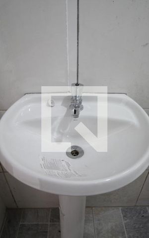 Casa de condomínio para alugar com 48m², 1 quarto e sem vagaBanheiro