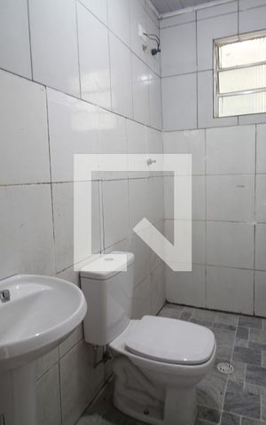 Casa de condomínio para alugar com 48m², 1 quarto e sem vagaBanheiro