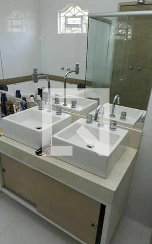 Casa para alugar com 100m², 4 quartos e 8 vagasBanheiro 