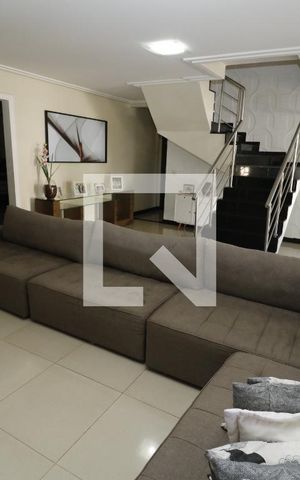 Casa para alugar com 100m², 4 quartos e 8 vagasSala